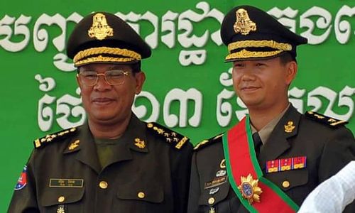 Thủ tướng Campuchia Hun Sen cùng con trai - ông Hun Manet tại một buổi lễ của quân đội ở thủ đô Phnom Penh.