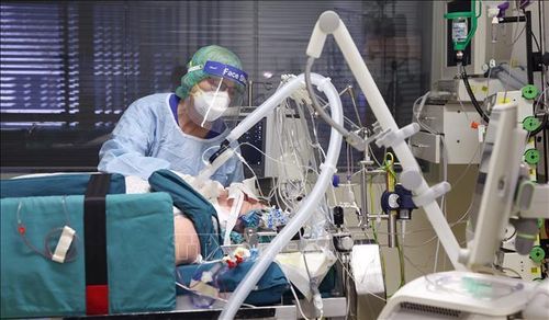Điều trị cho bệnh nhân nhiễm COVID-19 tại bệnh viện ở Magdeburg, Đức. Ảnh: AFP/TTXVN
