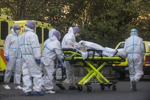 Nhân viên y tế chuyển bệnh nhân nhiễm COVID-19 tới bệnh viện ở Prague, CH Séc. Ảnh: AFP/TTXVN