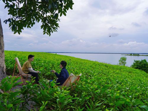  "Chúng tôi cũng gặp đủ chuyện trong những chuyến đi gần thế này. Lần thì tới nơi dựng lều xong mới phát hiện không có máy đánh lửa để nấu ăn. Nhìn chung, không hẳn cứ yên bình mới là chuyến đi hoàn hảo. Sự cố và bất tiện đôi khi khiến chuyến đi đáng nhớ hơn", Phan Nhân nói. 