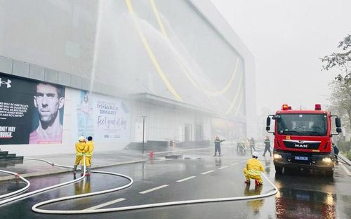 Lực lượng chức năng diễn tập chữa cháy tại trung tâm thương mại huyện Gia Lâm.