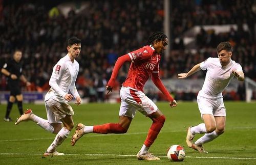 Hàng thủ xộc xệch của Arsenal vất vả ngăn Djed Spence
