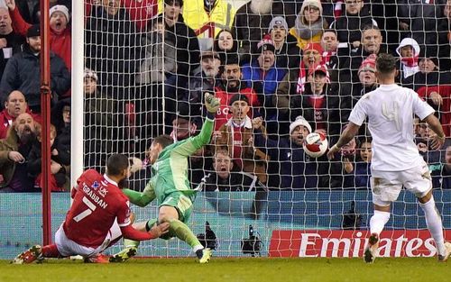 Lewis Grabban phá lưới Bernd Leno