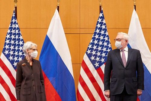 Thứ trưởng Ngoại giao Mỹ Wendy Sherman và Thứ trưởng Ngoại giao Nga Sergei Ryabkov tham dự cuộc đàm phán an ninh ở Geneva, Thụy Sĩ, ngày 10/1. Ảnh: Reuters.