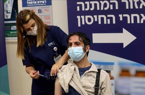 Nhân viên y tế tiêm mũi vaccine phòng COVID-19 thứ 4 cho người dân tại thành phố Ramat Gan, miền Trung Israel ngày 31/12/2021. Ảnh: THX/TTXVN