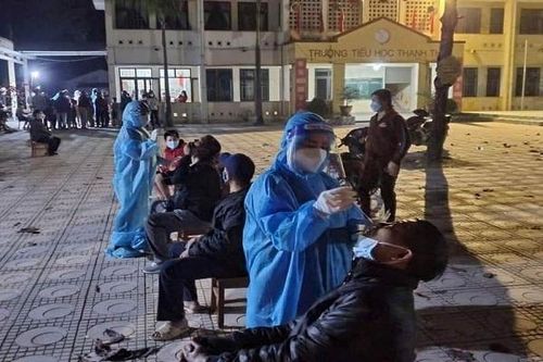 Lấy mẫu xét nghiệm tại khu vực chợ Cuồi, xã Tiến Hóa.