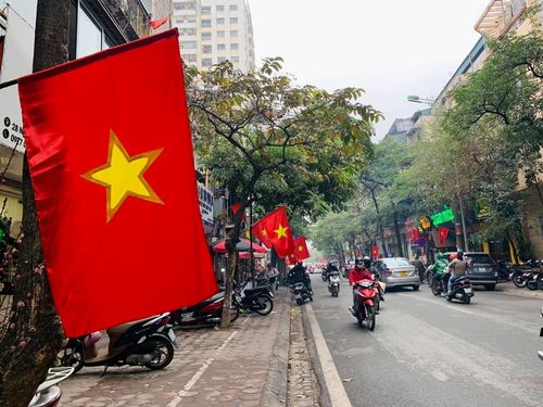 Vào mỗi dịp lễ, Tết, người dân Thủ đô treo cờ Tổ quốc không chỉ là trách nhiệm, mà còn thể hiện lòng tự hào dân tộc và tin tưởng vào sự lãnh đạo của Đảng.