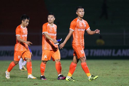  Các tân binh như Ngọc Bảo (số 17), Văn Thuận (số 14) chưa thể hòa nhập cùng những cựu binh như Tiến Anh (số 11). Ảnh: Quang Thịnh. 