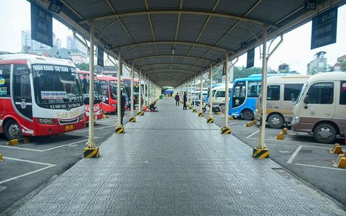 Tại Bến xe Giáp Bát, nhiều chuyến xe chờ xuất bến nhưng rất ít khách.