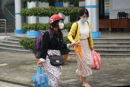 Còn theo anh Lê Đình Tuấn Anh (nhân viên nhà xe chạy tuyến Thái Bình - Đà Nẵng), dịp Tết này, nhà xe chỉ chạy 5 chuyến/ngày, ít hơn cả số chuyến chạy ngày thường vào thời điểm trước dịch. "Hiện, người dân cũng e ngại việc di chuyển, nhiều người cũng quyết định ở lại Đà Nẵng ăn Tết nên lượng khách dự kiến giảm 60%", anh Tuấn Anh nói.