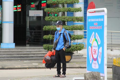 Theo một chủ nhà xe chạy tuyến Quảng Bình - Đà Nẵng, năm nay, đến 20 âm lịch, nhà xe này mới mở bán vé Tết. Hiện, ngày thường, nhà xe chỉ duy trì một xe 4 chỗ, một xe 7 chỗ chở khách và một xe tải chở hàng hóa. "Chúng tôi sẽ chạy lại xe giường nằm để phục vụ khách vào những ngày cận Tết Nguyên đán. Số chuyến cũng giảm chỉ còn 2 chuyến/ngày, bằng 1/4 so với mọi năm. Năm nay, giá vé xe Tết cũng thấp hơn so với năm trước, cũng coi như hỗ trợ bà con sau 1 năm khó khăn vì dịch bệnh", chủ nhà xe này cho hay.