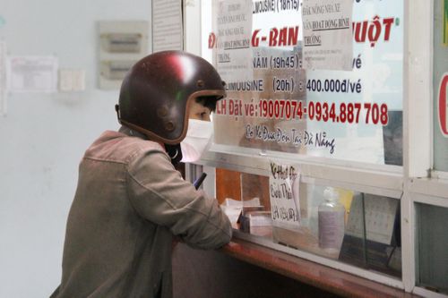 Anh Trần Khánh (SN 1993, quê ở Đắk Lắk) dự định cùng vợ con về quê ăn Tết vào ngày 29/1 (tức 27 tháng Chạp âm lịch). Tuy nhiên, anh Khánh cũng không có nhiều lựa chọn khi các nhà xe vẫn dè dặt chưa hoạt động trở lại.