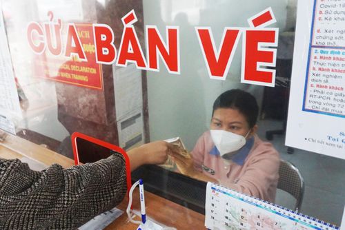 "Đa phần người dân vẫn có tâm lý phân vân giữa việc về hay ở. Nhiều khách chỉ đến hỏi thông tin chuyến tàu cũng như giá vé chứ chưa quyết định mua vì còn chờ nghe ngóng thông tin về quy định phòng chống dịch ở quê, cũng như tình hình dịch bệnh ở Đà Nẵng", bà Tuyến nói.