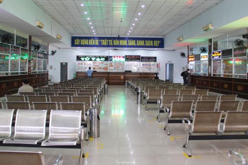 Khu vực phòng bán vé của Bến xe Trung tâm Đà Nẵng vắng tanh, thi thoảng mới có vài người đến hỏi dò thông tin về thời gian, giá vé của các tuyến. Qua ghi nhận, nhiều nhà xe vẫn chưa có kế hoạch hoạt động vận tải hành khách dịp Tết vì sợ nhu cầu về quê của người dân không cao.