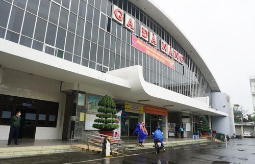Tại Ga Đà Nẵng, tình hình cũng không khá hơn. Lượng khách mua vé, khách đi tàu khá thưa thớt. 