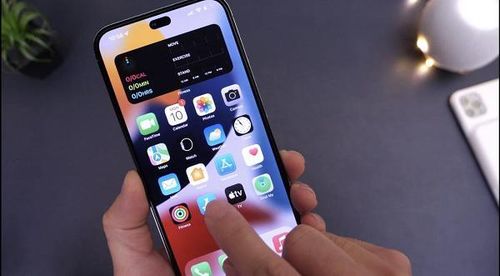 Thay vào đó, Apple sẽ trang bị màn hình đục lỗ với một phần khuyết dạng viên thuốc và một lỗ tròn chứa camera trước và Face ID như các dòng smartphone Android trên thị trường.