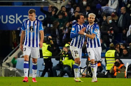 Januzaj (số 11) ghi bàn thắng quan trọng cho Real Sociedad bằng cú đánh đầu trong vùng cấm. Ảnh: Reuters.