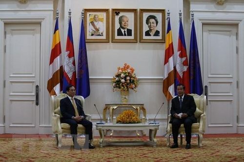 Thủ tướng Hoàng gia Campuchia Samdech Techo Hun Sen tiếp Bộ trưởng Ngoại giao Bùi Thanh Sơn tại cung Hòa Bình.