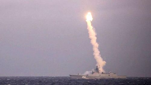 Khinh hạm Đô đốc Gorshkov của hải quân Nga phóng thử nghiệm tên lửa Zircon tấn công một mục tiêu ở biển Barents từ cự ly 400 km vào tháng 11/2021. (Ảnh: TASS)