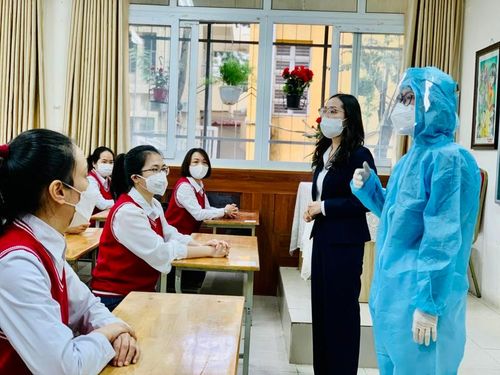 Với lớp phát hiện ca nhiễm hoặc nghi nhiễm, nhân viên y tế sẽ có mặt, cùng giáo viên chủ nhiệm rà soát các trường hợp có tiếp xúc để phân loại