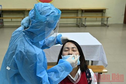 Học sinh sẽ được tiến hành lấy mẫu xét nghiệm. Sau đó, nhân viên y tế sẽ báo cáo liên hệ đội phản ứng nhanh đến xử lý theo quy định.