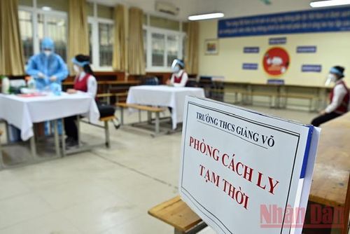 Các F1 tiếp xúc gần với học sinh trong lớp học được đưa đến phòng cách ly tạm thời để tiến hành xét nghiệm nhanh. Nếu thân nhiệt ổn định, không có yếu tố dịch tế sẽ cho học sinh lên lớp học bình thường; còn nếu tiếp tục ho, sốt, nhân viên y tế sẽ báo cáo liên hệ đội phản ứng nhanh đến xử lý theo quy định.