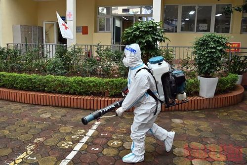 Lớp học và những nơi học sinh đó có tiếp xúc được tiến hành khử khuẩn ngay sau đó.