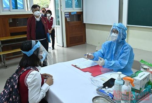 Với các tình huống khi phát hiện học sinh có dấu hiệu thân nhiệt cao, sốt, mỏi mệt, nghi ngờ nhiễm Covid-19 trên lớp học (hoặc trong khuôn viên nhà trường), giáo viên sẽ nhanh chóng đưa học sinh xuống phòng y tế hoặc phòng cách ly y tế tạm thời để nghỉ ngơi, hỏi han tình trạng, trấn an tinh thần, đo thân nhiệt và thông báo gia đình kết hợp điều tra dịch tễ. 