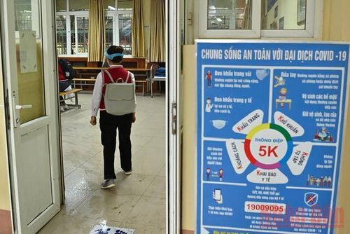 Quá trình học tại trường, học sinh không gọi đồ bên ngoài; khi tan học, các em ra về theo cầu thang và lối ra cổng theo quy định như lúc vào trường, luôn giữ khoảng, đeo khẩu trang, thực hiện đúng quy định 5K.