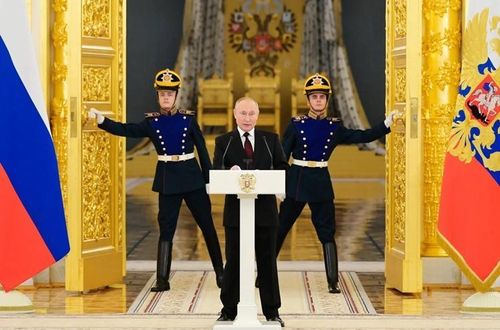 Thứ trưởng Ngoại giao Nga Aleksandr Grushko thậm chí còn cảnh báo NATO về "chính sách kiềm chế" Moskva, nhấn mạnh rằng "tự do lựa chọn không tồn tại trong quan hệ quốc tế", ngụ ý Ukraine sẽ không thể tùy ý gia nhập NATO, phớt lờ những quan ngại của Nga.