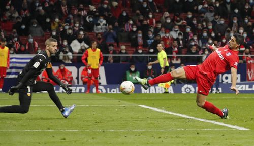  Tung ra đội hình khá mạnh nhưng Atletico không làm gì được Valencia suốt thời gian dài. Tiền đạo người Uruguay Luis Suarez sa sút không phanh khi hợp đồng với Atletico Madrid sẽ kết thúc vào cuối mùa. 