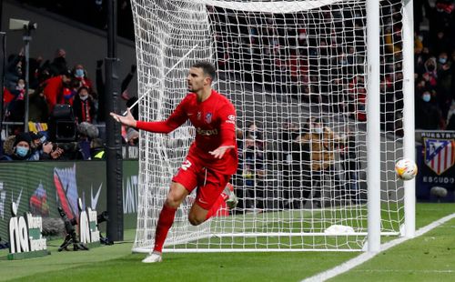  Atletico hoàn tất cuộc lội ngược dòng kịch tính nhất lịch sử CLB tại La Liga vào phút bù giờ thứ ba. Matheus Cunha kiến tạo cho Mario Hermoso đệm bóng vào lưới trống trong sự bất lực của hàng phòng ngự Valencia. Đây là bàn đầu tiên của cầu thủ người Tây Ban Nha cho Atletico mùa này. 