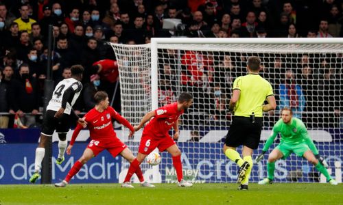  Tuy nhiên để có được chiến tích này, Atletico đã chịu những gáo nước lạnh từ đội khách Valencia. Phút 25, Yunus Musah mở tỷ số cho "Bầy dơi" bằng pha dứt điểm quyết đoán ở góc gần, không cho Jan Oblak cơ hội cản phá. 