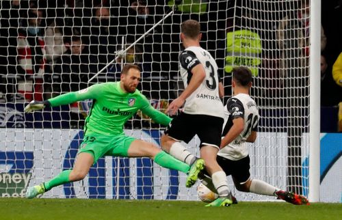  Hàng phòng ngự lỏng lẻo của Atletico tiếp tục bị Valencia đánh sập vào phút 44. Hugo Duro lẻn xuống đối mặt với Oblak sau tình huống phòng ngự không chắc chắn của hàng thủ Atletico. Anh tiếp tục đánh bại thủ thành người Slovenia bằng cú đá hiểm hóc. Atletico Madrid bước vào giờ nghỉ khi bị dẫn 0-2. 