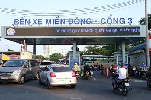 Nếu người dân có biểu hiện mắc COVID-19 thì phải hạn chế tiếp xúc và hạn chế đi lại, thông báo ngay cho y tế địa phương để được hướng dẫn, xét nghiệm và xử lý theo quy định. Các trường hợp khác thực hiện 5K và tự theo dõi sức khỏe. Việc không phải cách ly y tế giúp người dân thoải mái hơn khi về quê đón Tết.