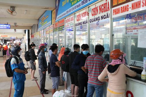 Ghi nhận của phóng viên, các quầy bán vé tại bến xe Miền Đông luôn có khách đến hỏi mua vé xe về quê.