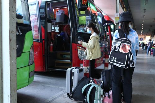 Theo người dân, trước đây do lo ngại tình trạng phải cách ly y tế khi về quê đón Tết nên họ chưa dám mua vé. Sau khi nắm được thông tin các tỉnh bỏ quy định cách ly, nhiều người liền ra bến xe để về quê đón Tết.
