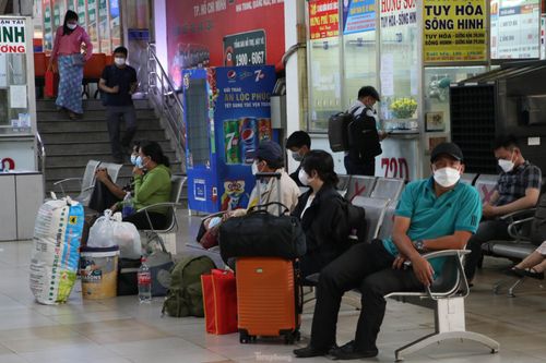 Nhiều hành khách lỉnh kỉnh đồ đạc đến bến xe từ đầu giờ trưa để mua vé. Nhưng sau 18h, xe mới xuất bến nên phải ngồi chờ nhiều tiếng đồng hồ.
