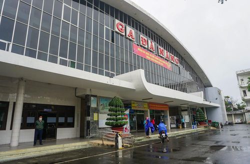 Những ngày qua, ngành đường sắt đã khôi phục lại nhiều tuyến tàu để phục vụ người dân đi lại trong dịp Tết Nguyên đán năm 2022.