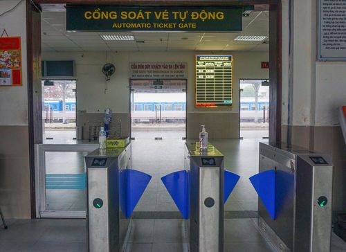 Tại khu vực kiểm soát vé ở ga Đà Nẵng hầu như vắng bóng người. "Năm nay dịch bệnh diễn biến phức tạp nên khách ít đi du lịch, người dân cũng có tâm lý ngại đi tàu", một trưởng tàu chạy tuyến Hà Nội - Đà Nẵng nói.
