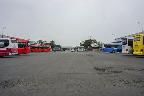 Tại bến xe Đà Nẵng, hàng chục nhà xe đã hoạt động trở lại để phục vụ hành khách trong dịp Tết Nguyên đán. Tuy nhiên, trước ngày Táo quân bến xe còn khá vắng vẻ.