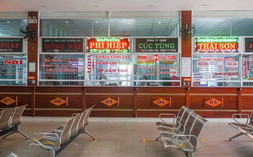 “Mỗi ngày chỉ có vài ba khách đến hỏi mua vé về quê. Năm nay, lượng khách mua vé về quê rất ít", nhân viên bán vé của nhà xe Phi Hiệp nói.