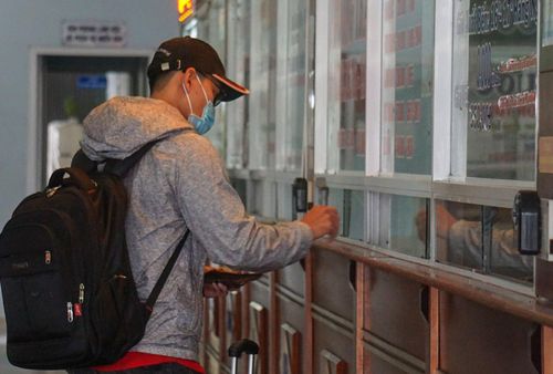 Ông Phạm Lợi, Tổng giám đốc Công ty CP vận tải và quản lý bến xe Đà Nẵng, cho biết bến xe có 37 quầy bán vé nhưng chỉ có 7 quầy mở cửa. Nhiều người đến cũng chỉ thăm dò chứ chưa quyết định mua vé.