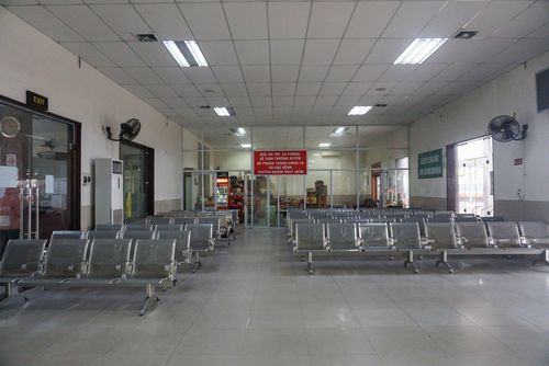 Tại khu vực chờ không có khách. Đại diện ga Đà Nẵng cho biết lượng khách đi tàu đến Đà Nẵng du lịch năm nay giảm sâu so với mọi năm. Khách từ Hà Nội, TP.HCM về đây ăn Tết cũng ít.