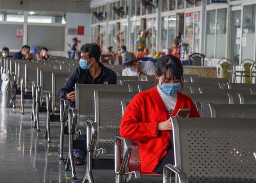 Khu vực chờ của bến xe Đà Nẵng chỉ có khoảng 15 hành khách. Lãnh đạo bến xe này cho hay năm nay lượng khách về quê nghỉ Tết giảm nhiều.