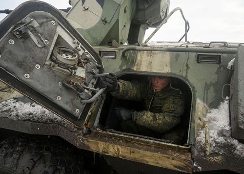 Một binh lính Nga bên trong xe bọc thép BTR-82 trong cuộc tập trận tại Kuzminsky, ở phía nam Rostov.