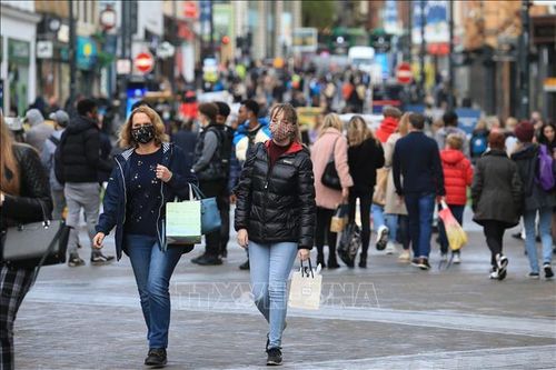 Người dân đeo khẩu trang phòng dịch COVID-19 tại London, Anh. Ảnh tư liệu: AFP/TTXVN