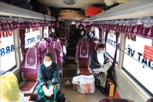 Hành khách trên một xe chuẩn bị xuất bến Mỹ Đình sáng 28/1. Ảnh: Hoàng Hiếu/TTXVN