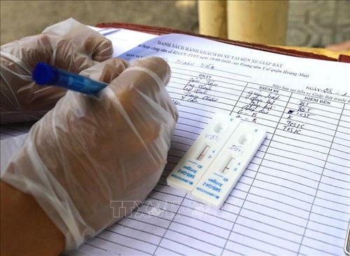 Hành khách có xét nghiệm âm tính với COVID-19 mới được Nhà xe Thành Vân (tuyến Hà Nội - Thanh Hóa) phục vụ. Ảnh: Hoàng Hiếu/TTXVN