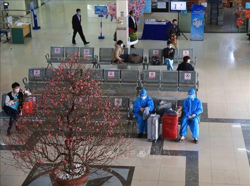 Một số khách cần thận mặc đồ bảo hộ trước khi lên xe đi tuyến Hà Nội - Hà Giang. Ảnh: Hoàng Hiếu/TTXVN